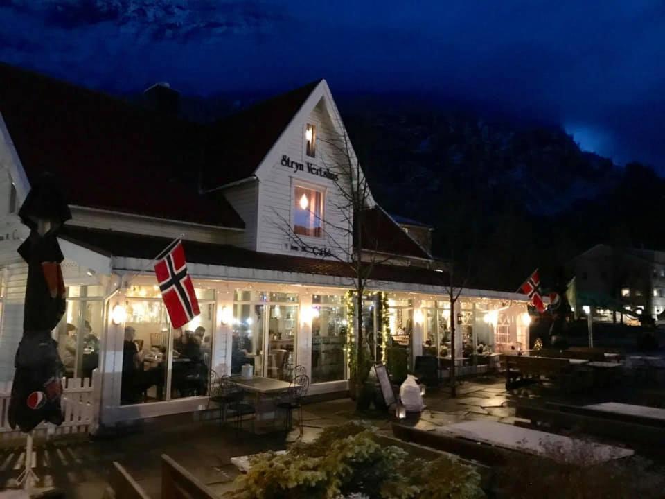 Stryn Kaffebar & Vertshus Hotell Exteriör bild